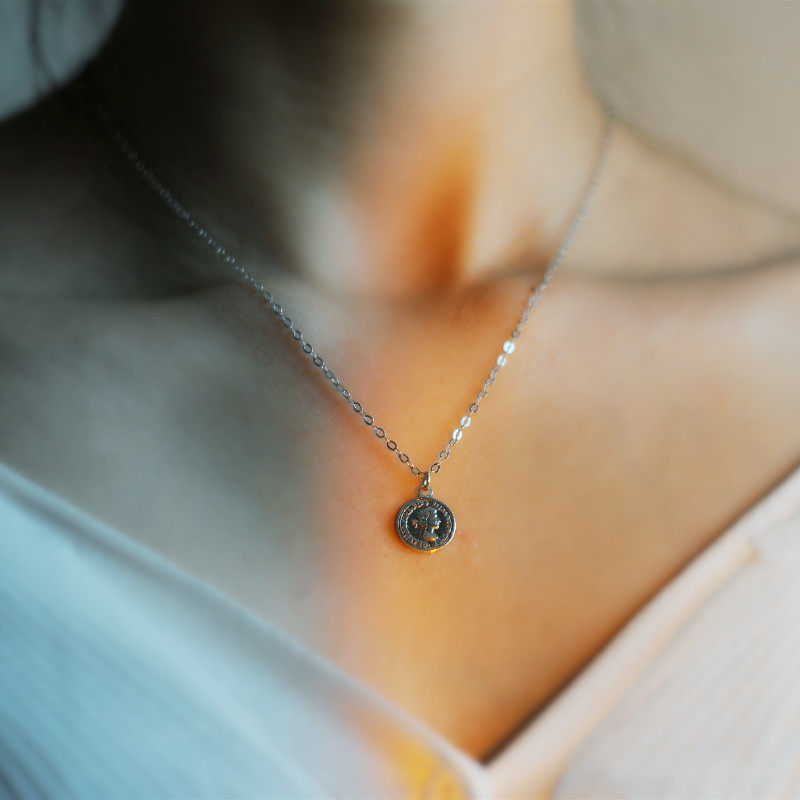 复古钱币女王925银许愿希腊少女圆牌吊坠欧美锁骨十字短项链简约