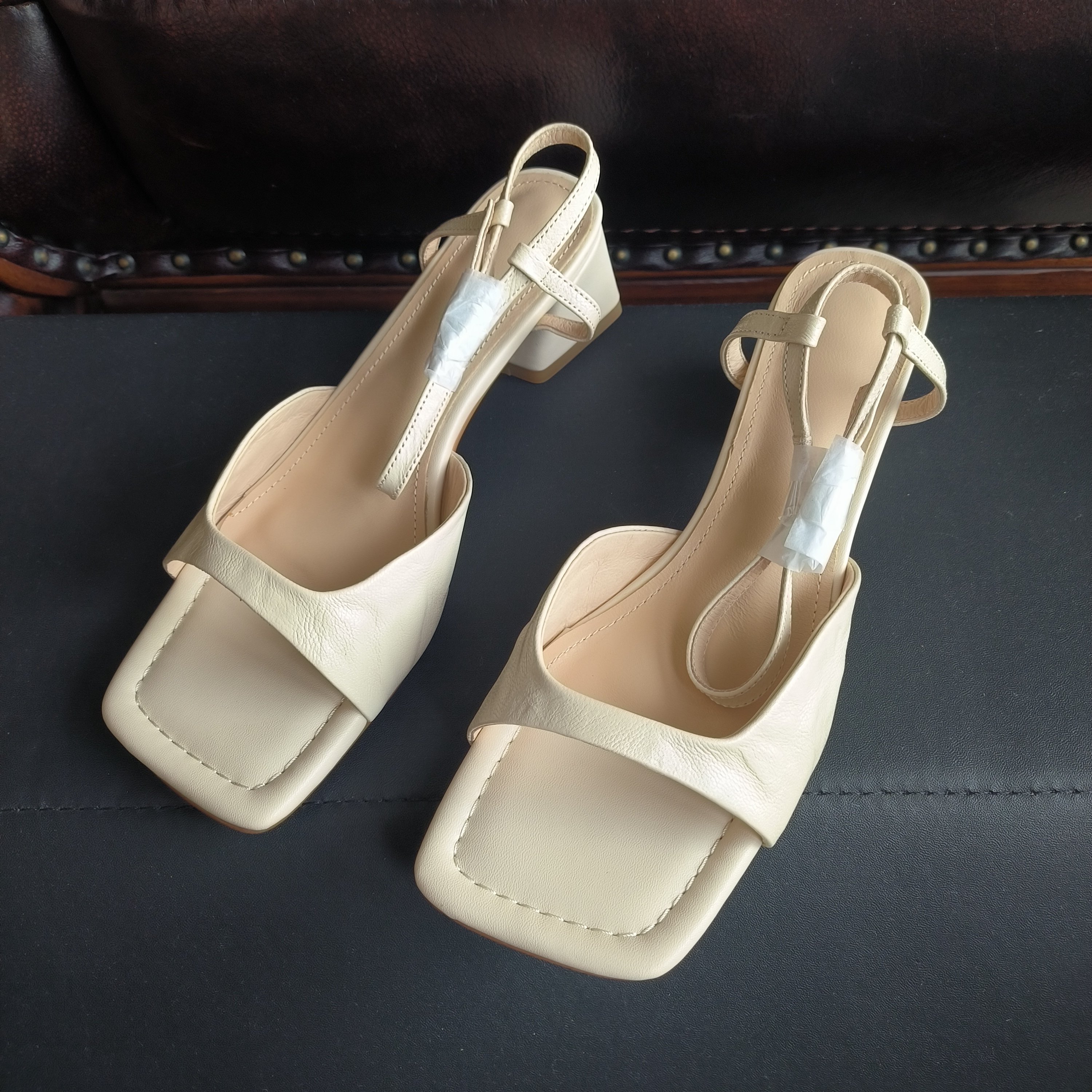 法式时尚淑女鞋罗马鞋夏季复古中跟方头一字扣带气质百搭时装凉鞋