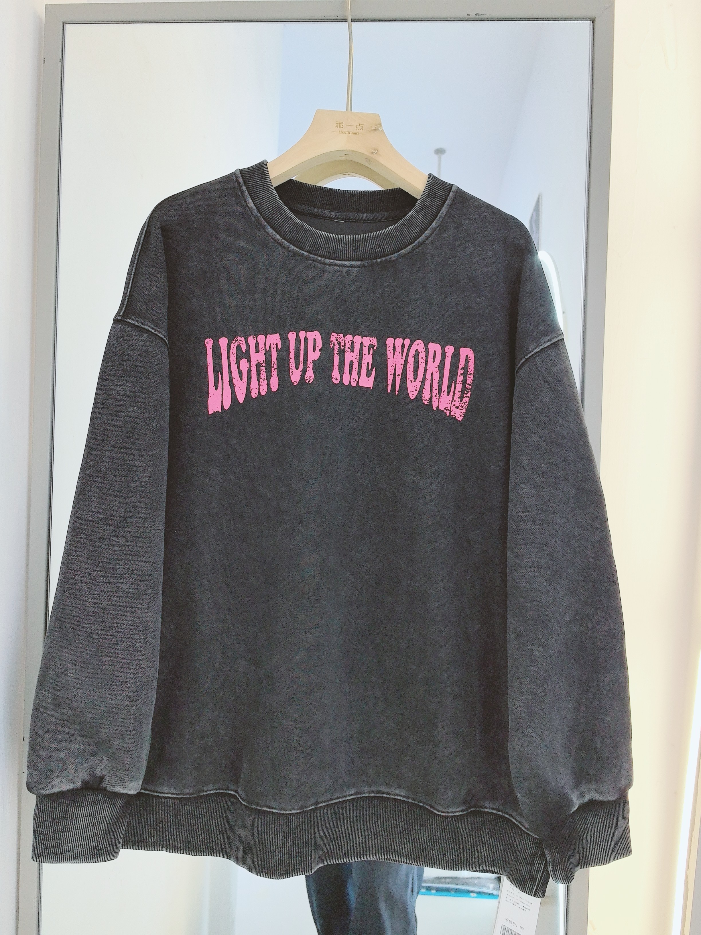 乖一点2026春英文印花美式复古宽松休闲大码黑色圆领运动落肩卫衣,女装/女士精品,卫衣/绒衫,淘宝优惠券,粉丝福利购,淘宝优惠卷