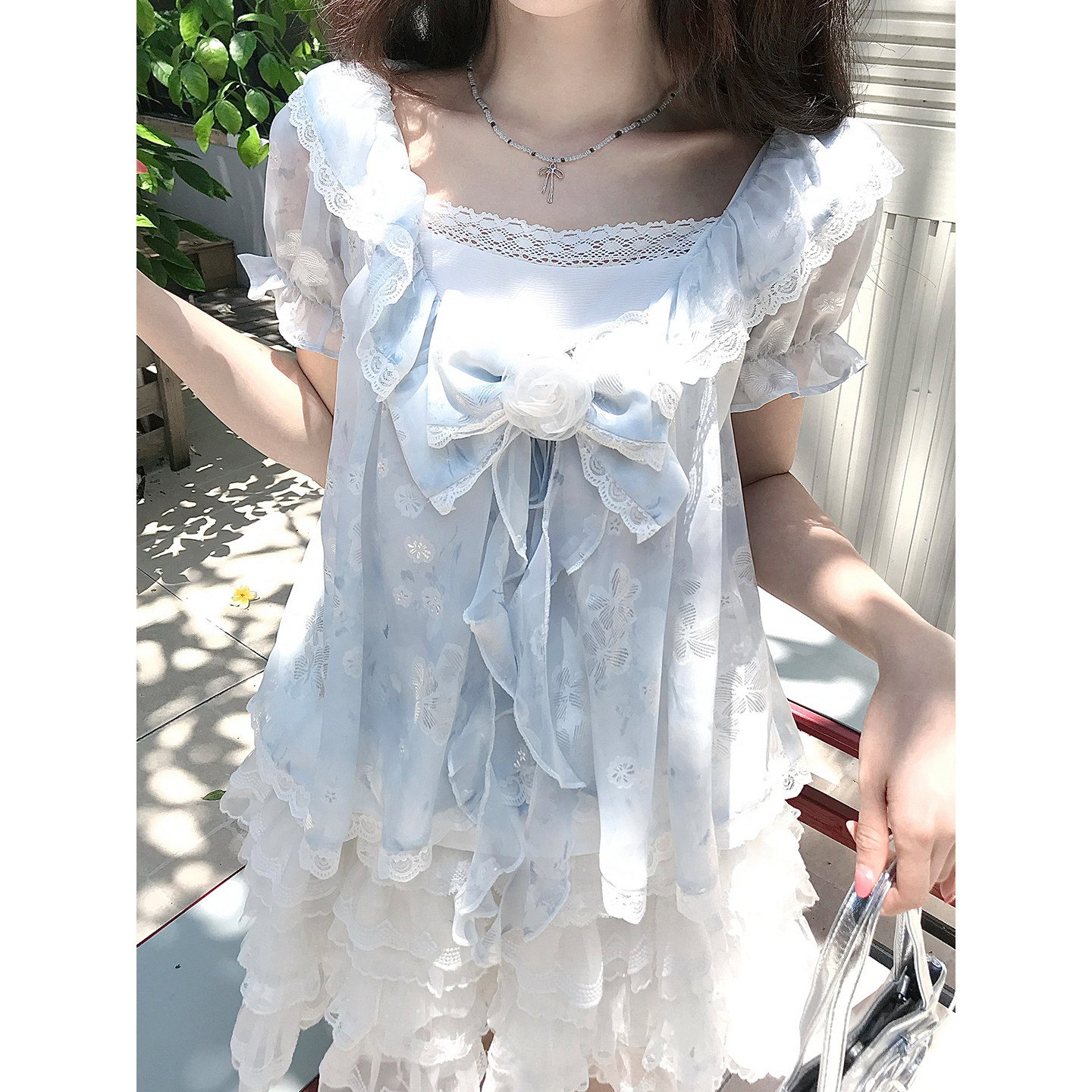 啦啦酱 海之约 浅蓝碎花方领上衣蝴蝶结蕾丝花边泡泡袖宽松短款衫