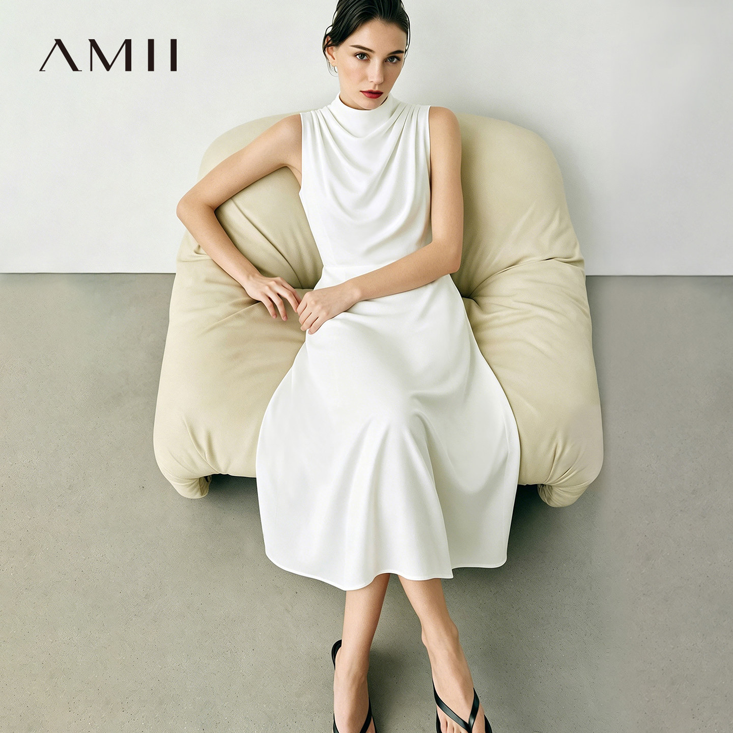 Amii2026夏新款优雅静奢荡领哑光缎面连衣裙女小白裙无袖A字裙子