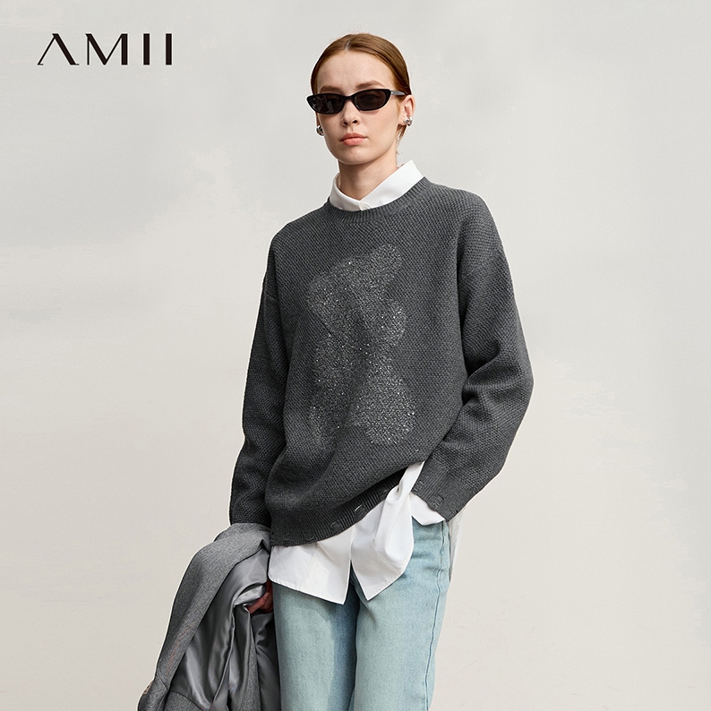 休闲减龄珠片小熊提花圆领毛衣