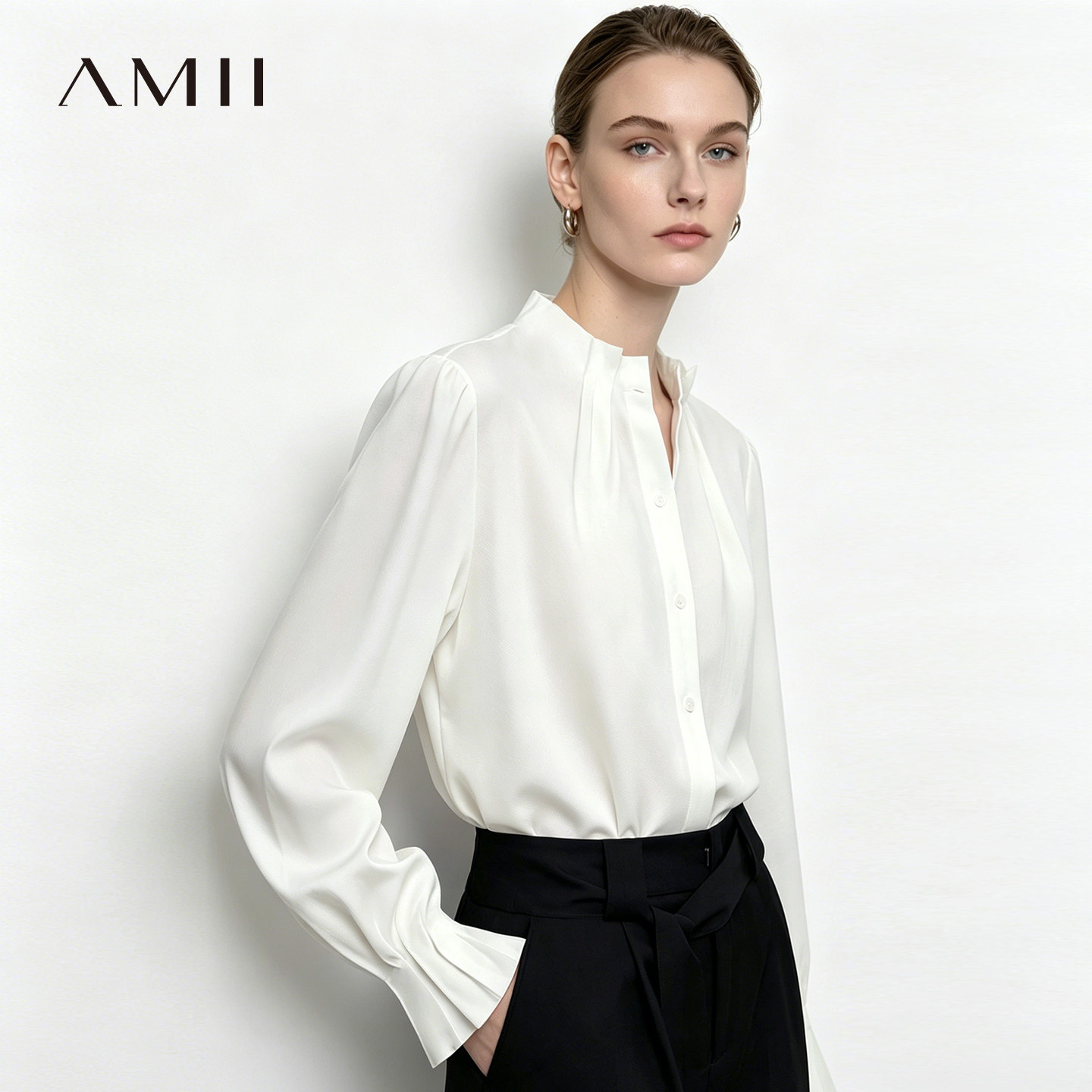 Amii2026秋新款通勤风收褶立领光泽感衬衫女宽松喇叭袖衬衣上衣