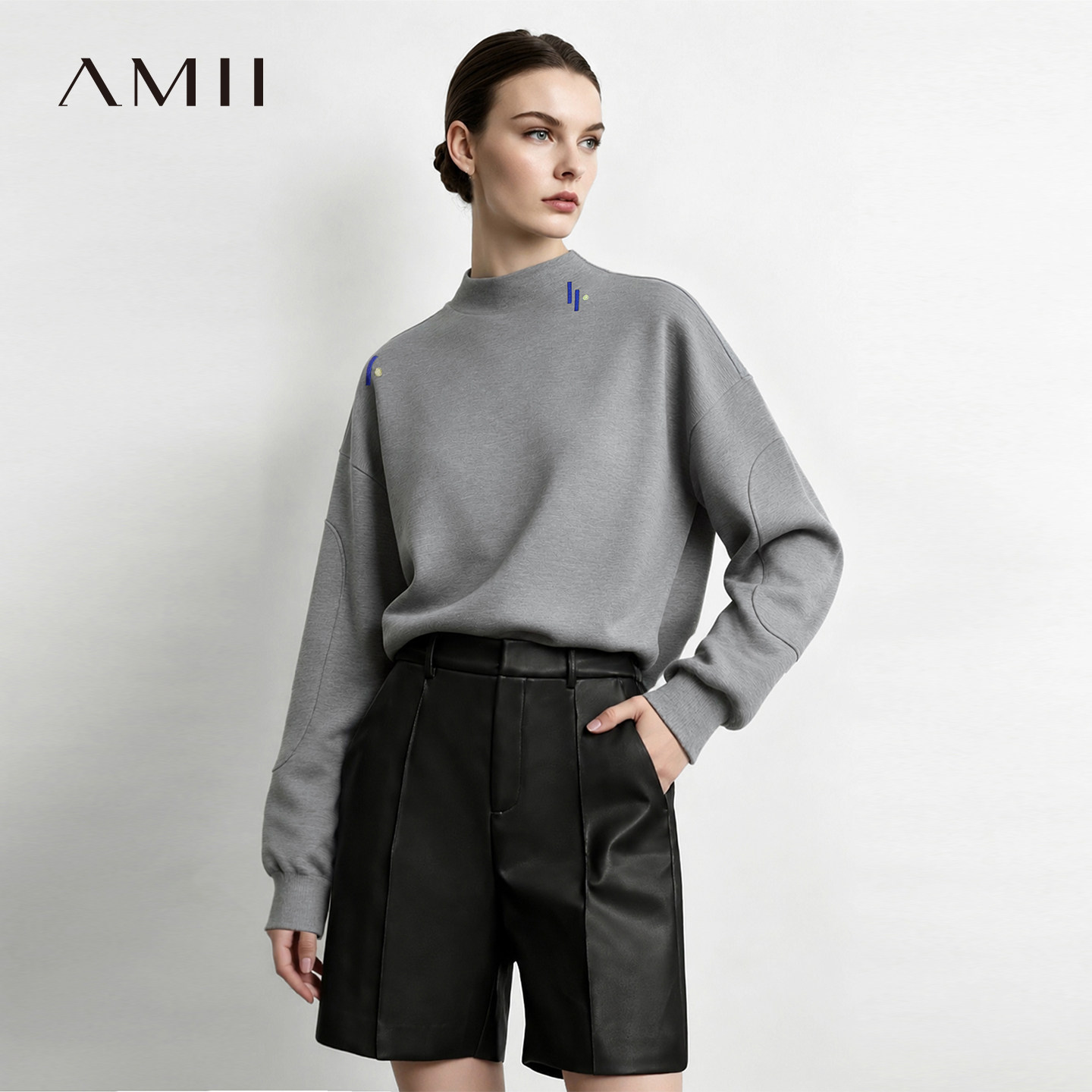 Amii2026秋新款半高领撞色几何刺绣落肩袖卫衣女拉毛空气层上衣