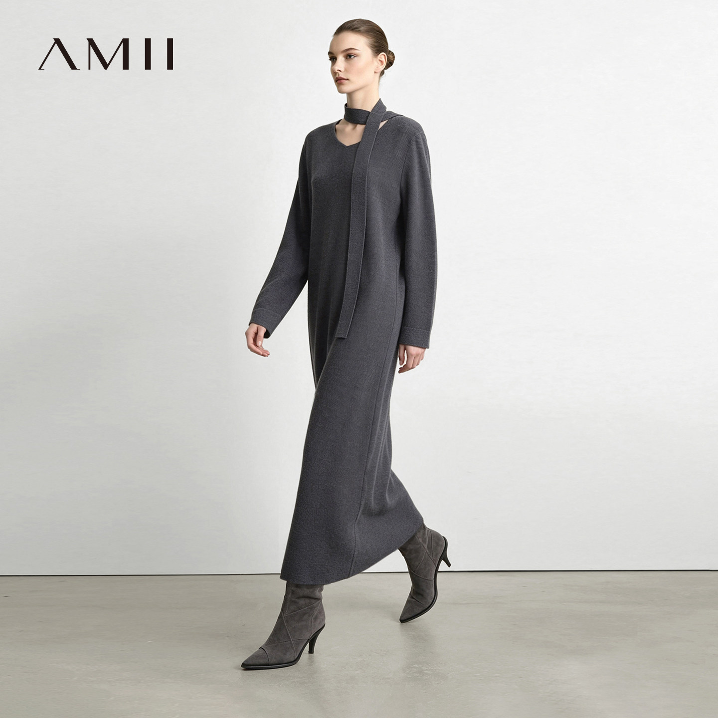 Amii2026秋新款通勤V领飘带腰带长袖连衣裙女宽松针织裙子长裙