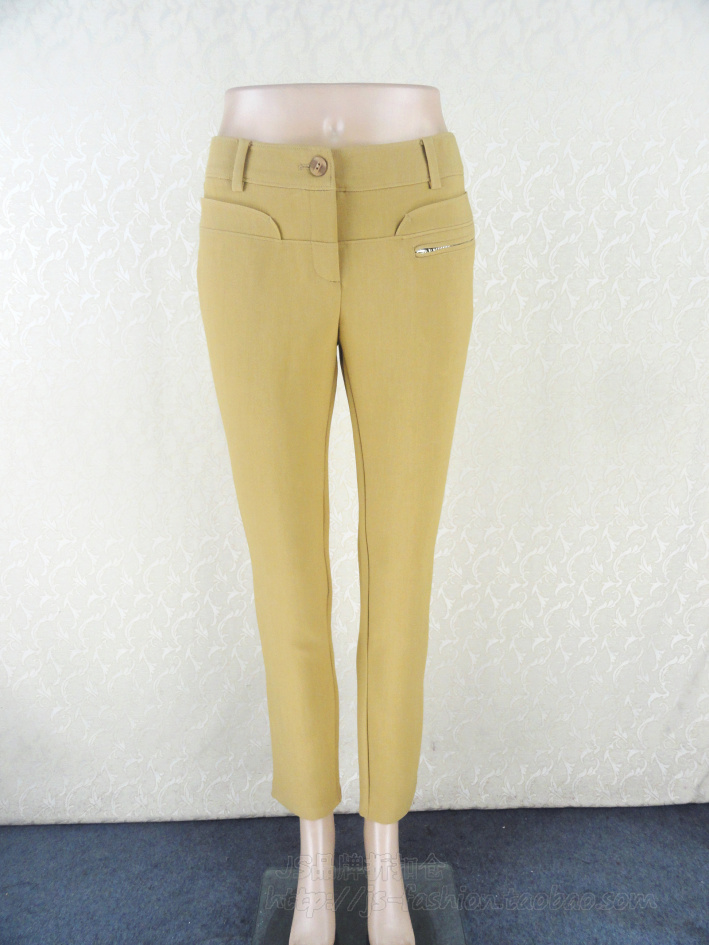 凹凸细纹弹力梭织面料。前中YKK拉链一粒扣。前后身腰下弧形拼缝拼接，贴布饰。前身左侧金属拉链口袋。时尚，舒适，有型九分裤。