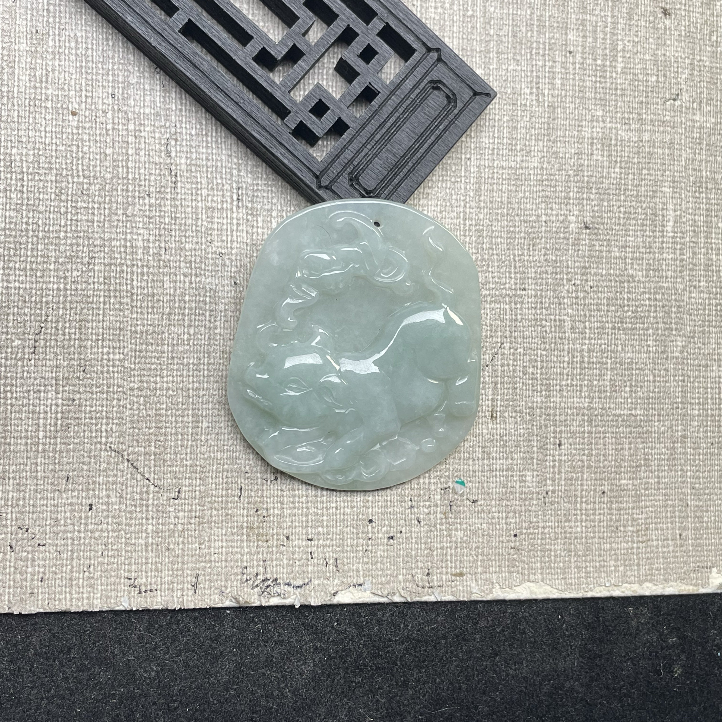 隆慈缘原矿翡翠源头直发A货翡翠冰糯种果绿生肖猪吊坠翡翠猪挂件