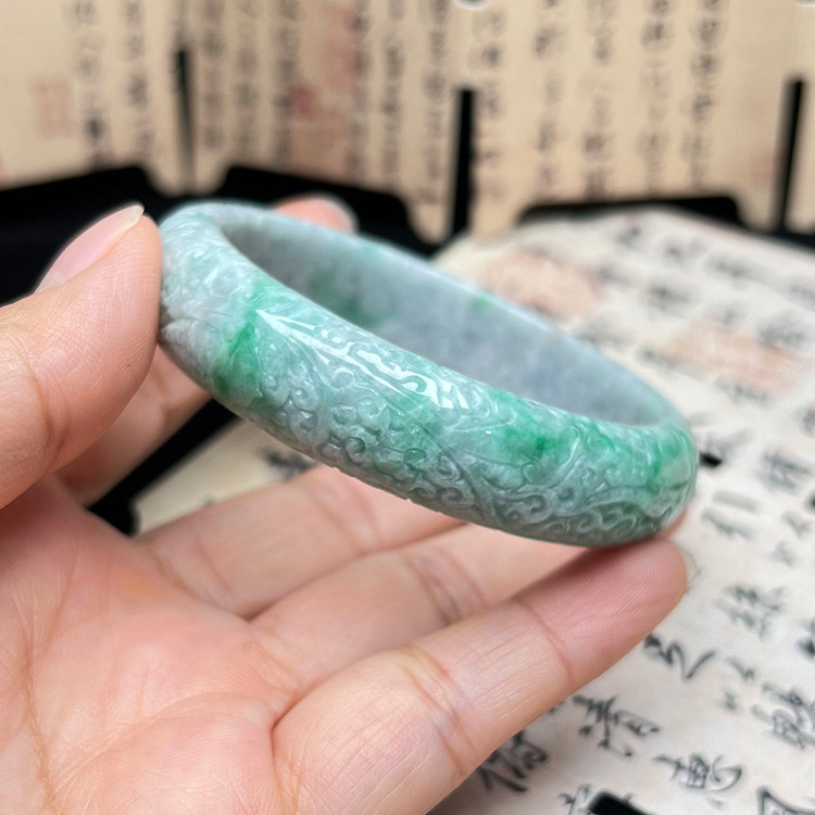 隆慈缘缅甸A货冰糯阳绿翡翠手镯