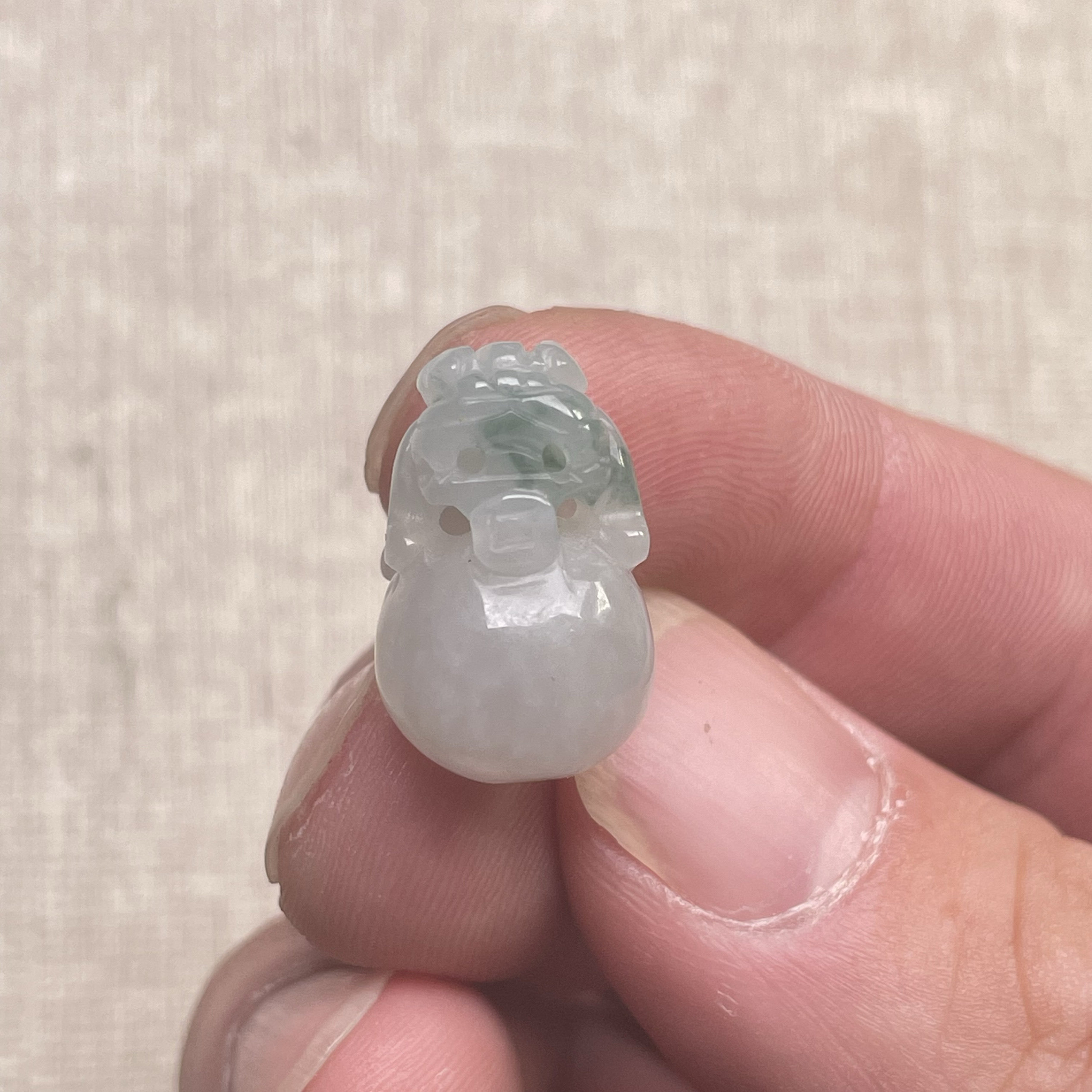 隆慈缘原矿翡翠源头直发A货翡翠细糯种飘花麒麟抱福吊坠挂件