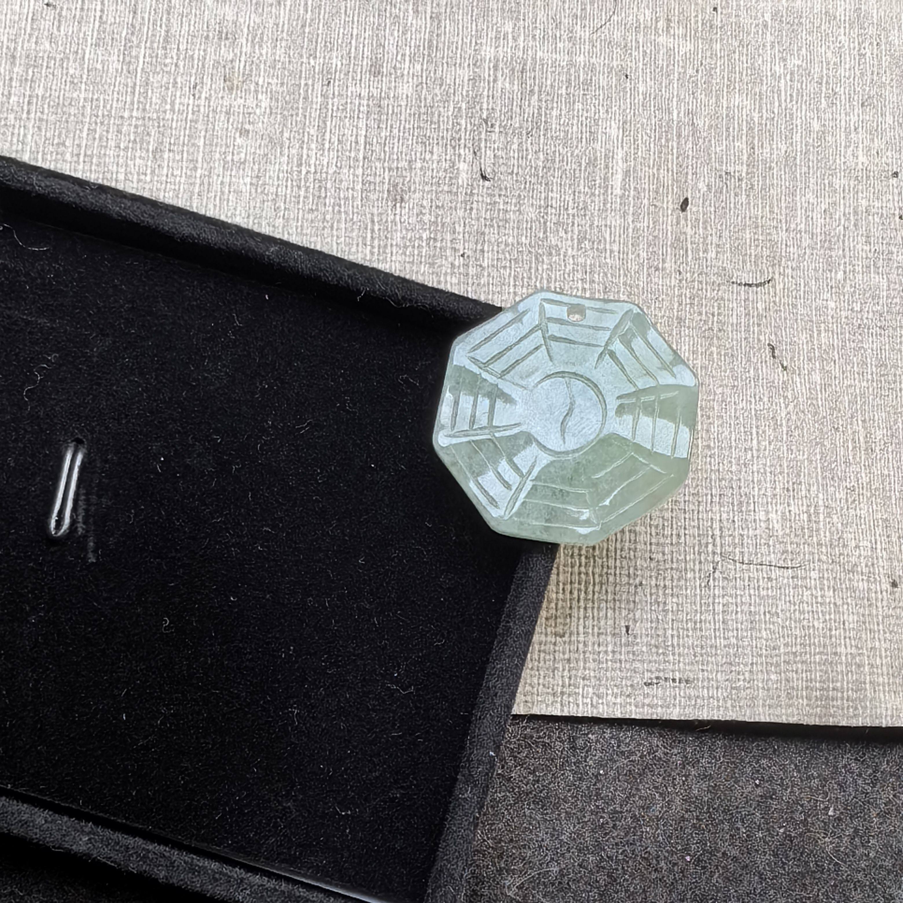 隆慈缘翡翠A货阳绿八卦小吊坠冰糯种浅绿小八卦吊坠