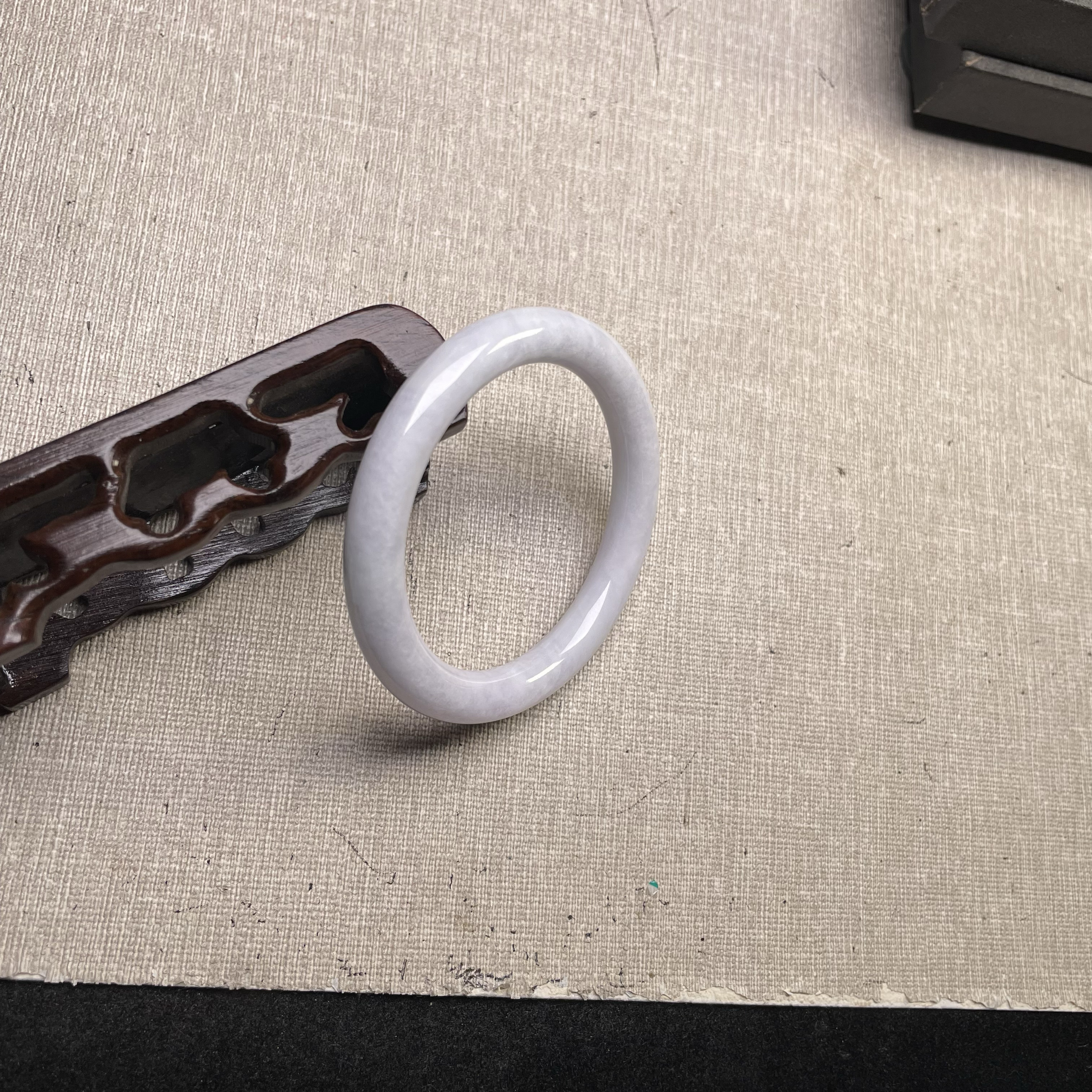 隆慈缘原矿翡翠源头直发A货翡翠54mm手镯细糯浅紫圆条手镯