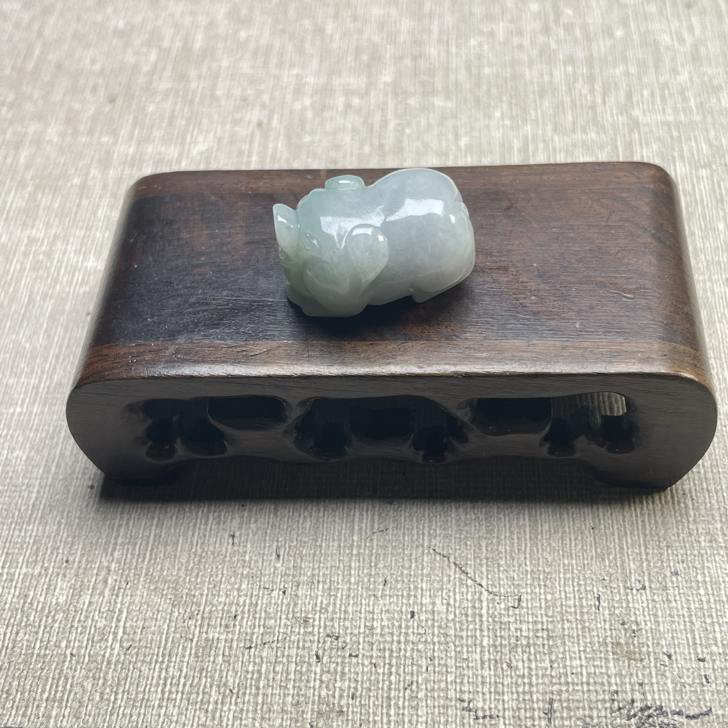 隆慈缘原矿翡翠源头直发A货翡翠冰糯种飘花生肖猪吊坠玉猪吊坠