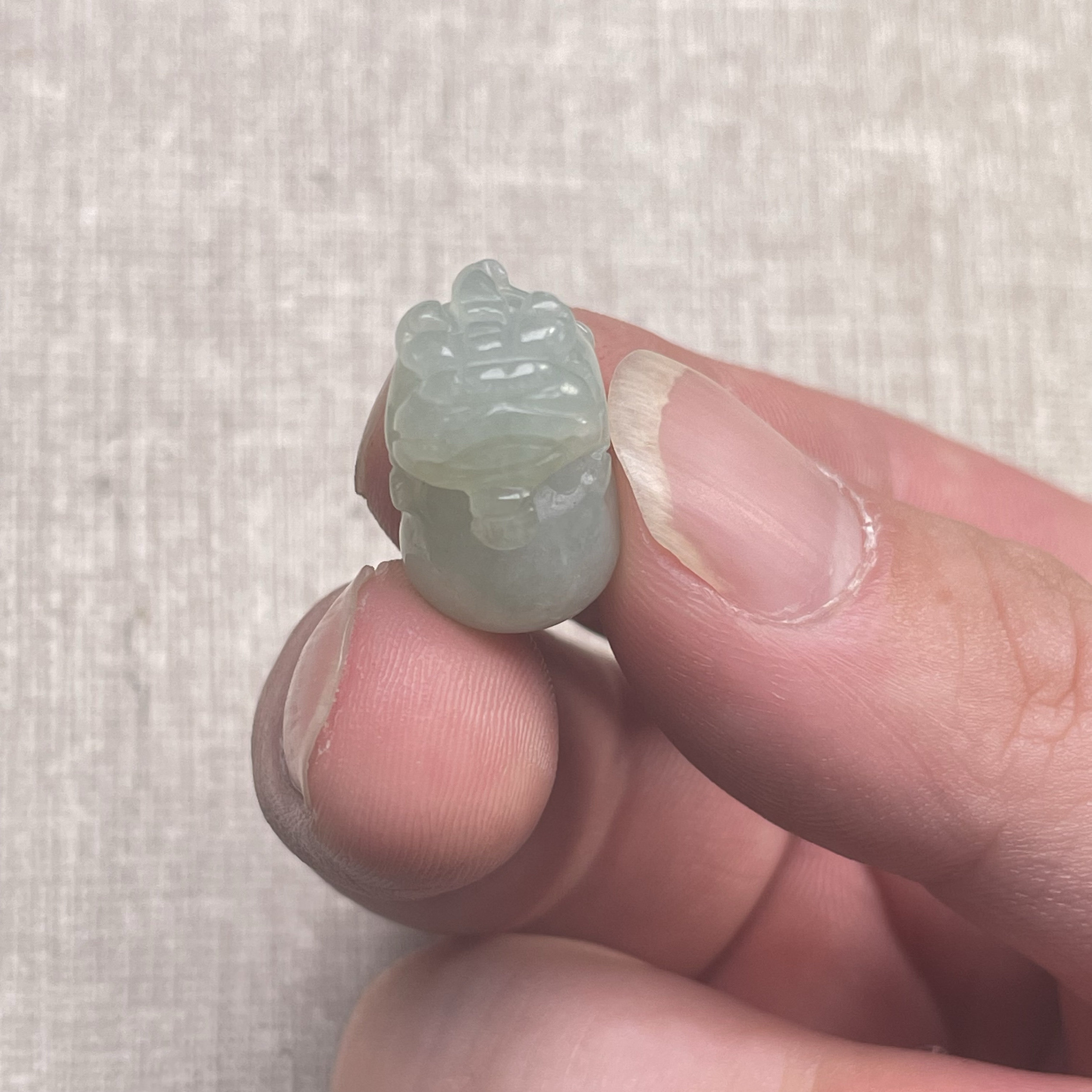 隆慈缘原矿翡翠源头直发A货翡翠细糯果绿麒麟抱福吊坠挂件