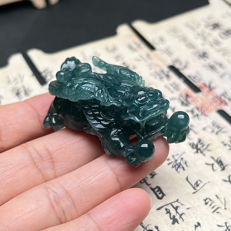 隆慈缘产地直销原矿危地马拉翡翠A货精雕翅膀飞天貔貅项坠玉皮丘