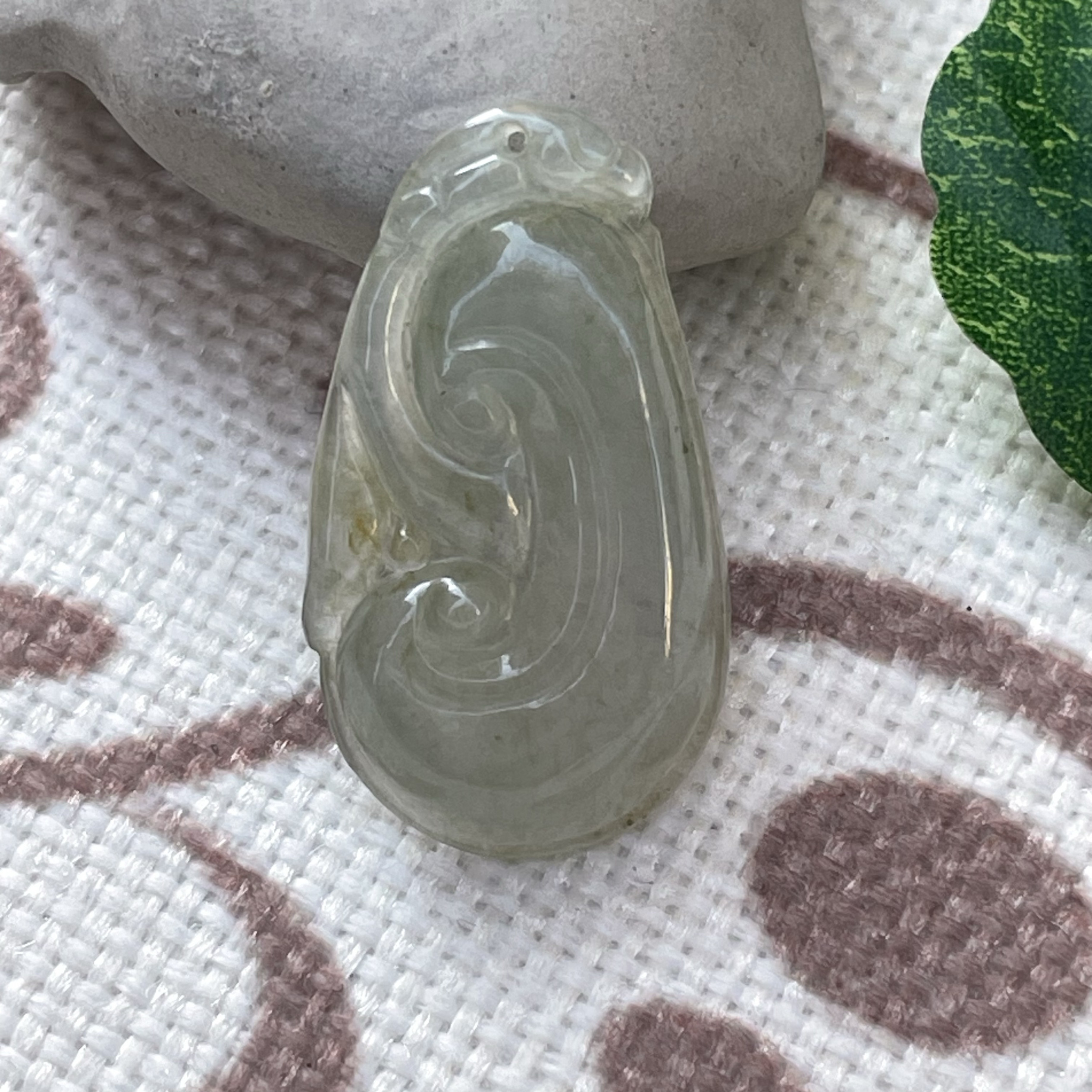 隆慈缘原矿翡翠源头直发A货翡翠冰种淡绿如意吊坠翡翠如意挂件