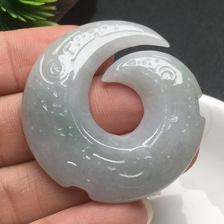 峰回路转隆慈缘A货翡翠挂件