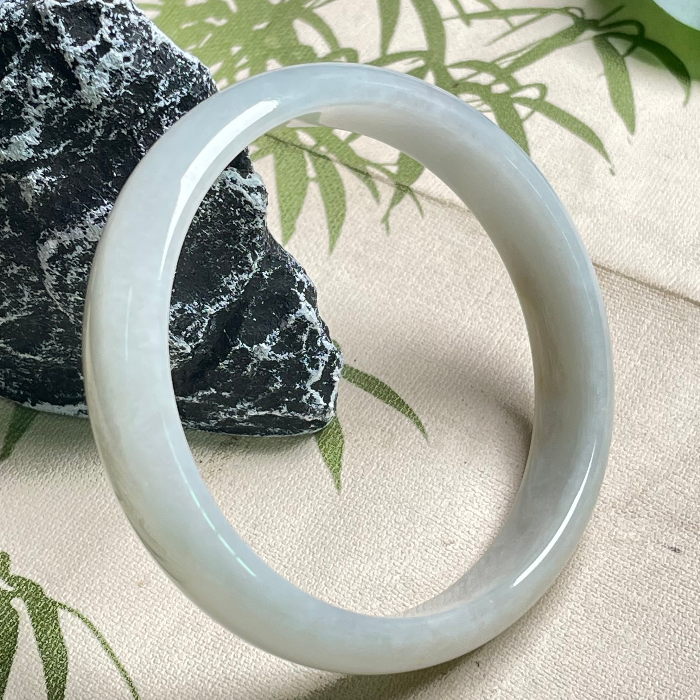 缅甸A货翡翠57mm细糯种手镯