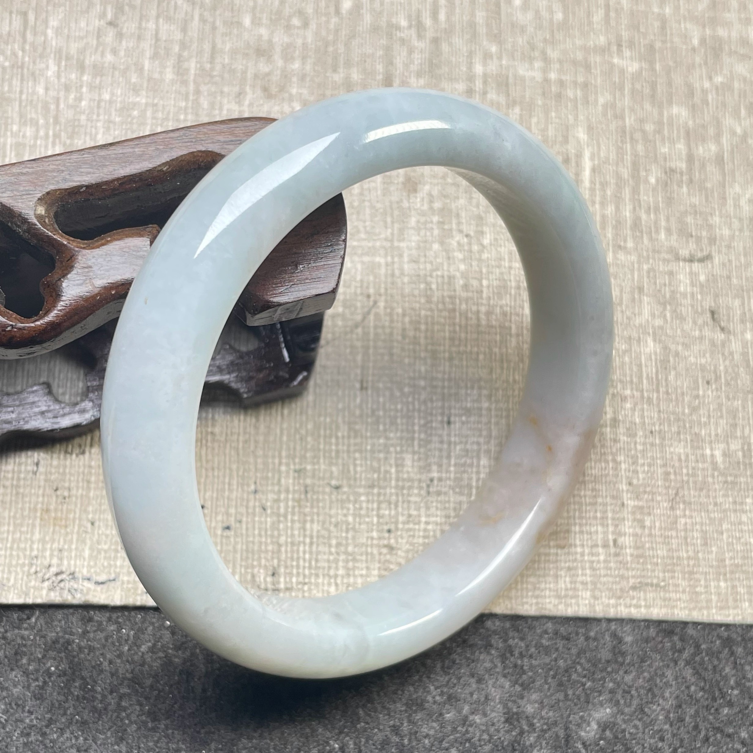 缅甸A货57mm冰糯种飘黄翡翠手镯