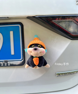 饰摩托电动车 车载橘帽蜜蜂小狗女生车尾挂件公仔汽车门外后备箱装