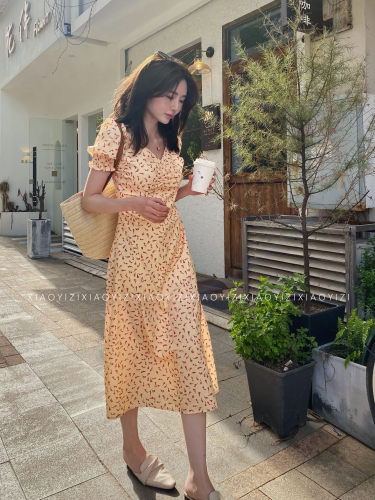 栗子妮妮 浅黄色碎花中长裙 法式优雅设计感法式方领连衣裙