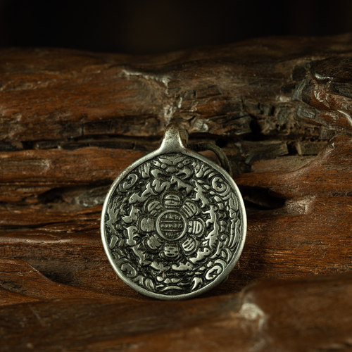 藏传密宗法物〓明代头版头模 鳞甲熊嘴九宫八卦牌天铁吊坠车挂牌