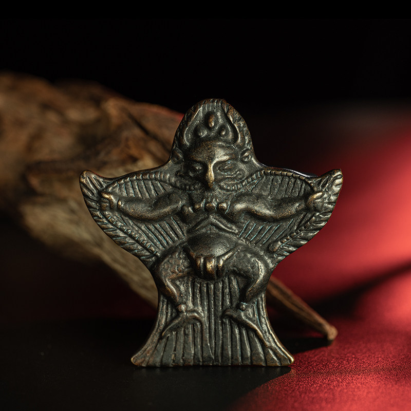 王者级别〓明代藏传带刻铭文经z大鹏金翅鸟护法托甲天铁吊坠佛牌