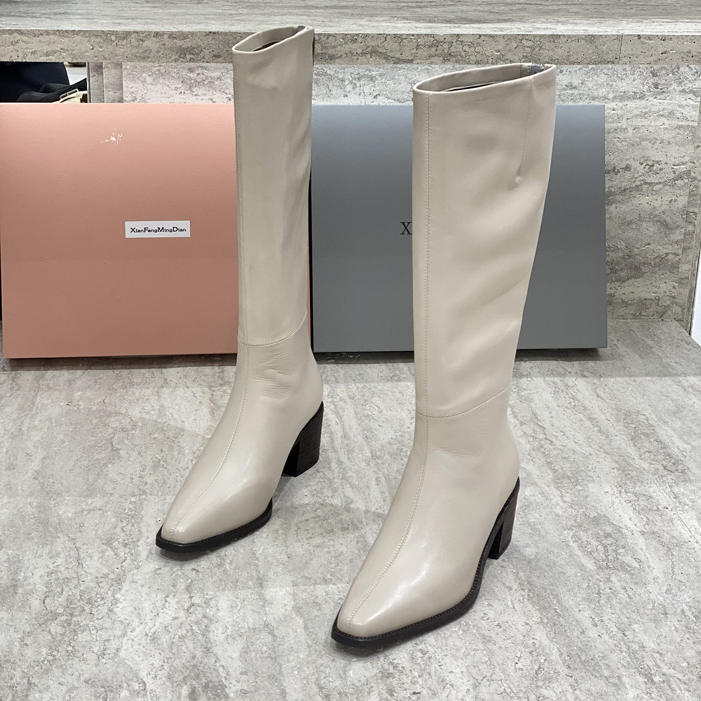 欧洲站靴子女2025冬季新款真皮尖头后拉链粗跟高筒骑士靴时装长靴