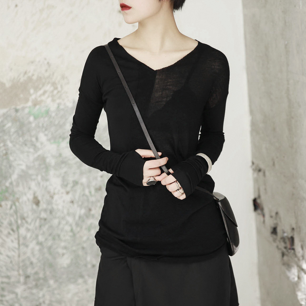 SIMPLE BLACK ´ºÇïпºÚ·çVÁìÆ´½Ó°ë͸²»¹æÔò³¤Ðä´òµ×TÐô