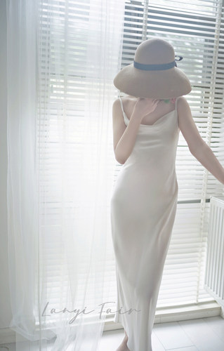 兰奕屋语吊带裙修身醋酸缎斜裁