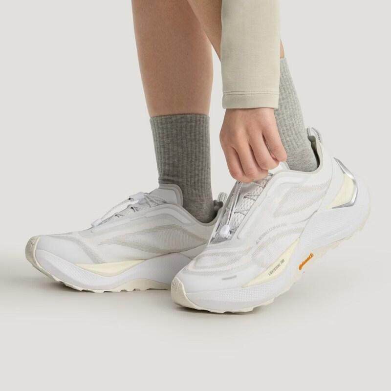 adidas阿迪男女鞋 HOLO PEAK时尚百搭舒适减震运动跑步鞋KI1521