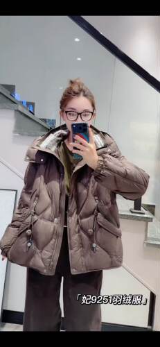 妃儿红9251大码羽绒服女胖mm短款连帽200斤女装新款国标90白鸭绒