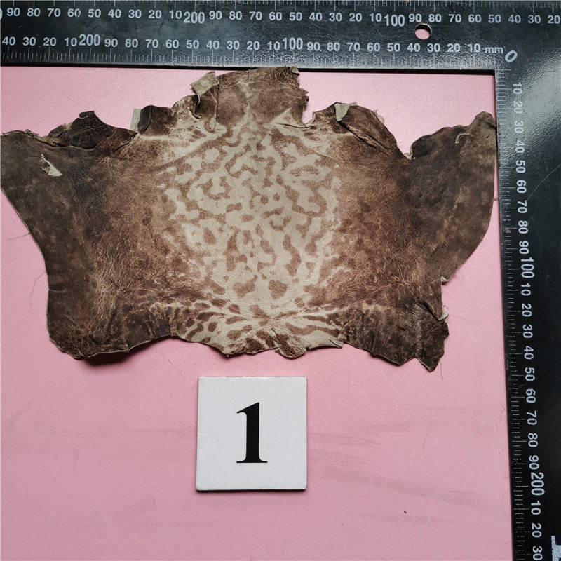 花咖色纹理牛蛙皮中间长20厘米高12cm不规则手工玩皮饰品卡包皮料