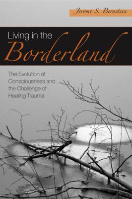 【预订】Living in the Borderland