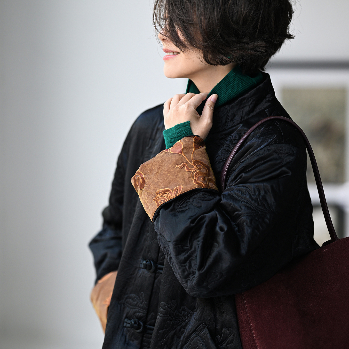 撞色袖黑色亮面刺绣盘扣国风棉服