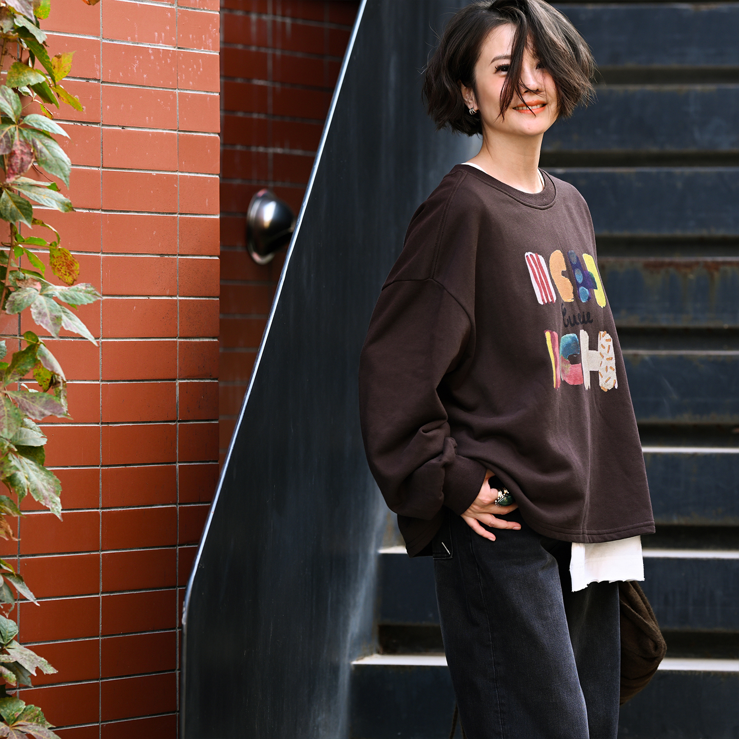 百搭圆领长袖宽松彩色字母卫衣