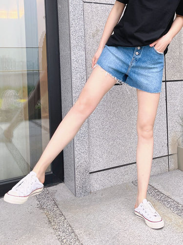 mini brand2025夏季牛仔短裤女欧美浅色宽松显瘦高腰排扣毛边热裤