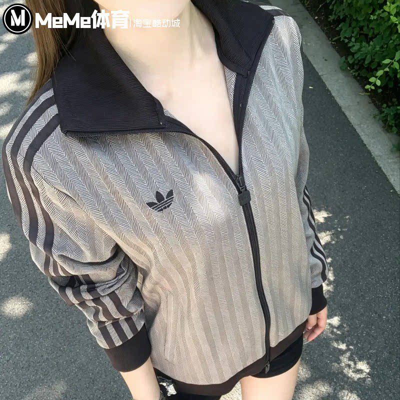 阿迪达斯三叶草女装2026秋款经典漏斗领舒适浅棕显白外套 TKX1868