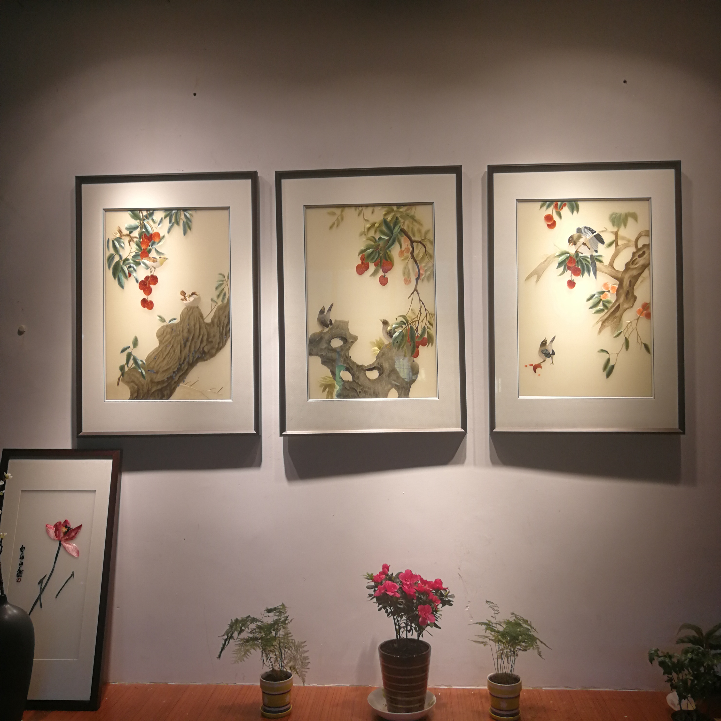 苏州刺绣新中式客厅玄关三联幅背景墙壁中国风装饰画大吉大利展厅图片