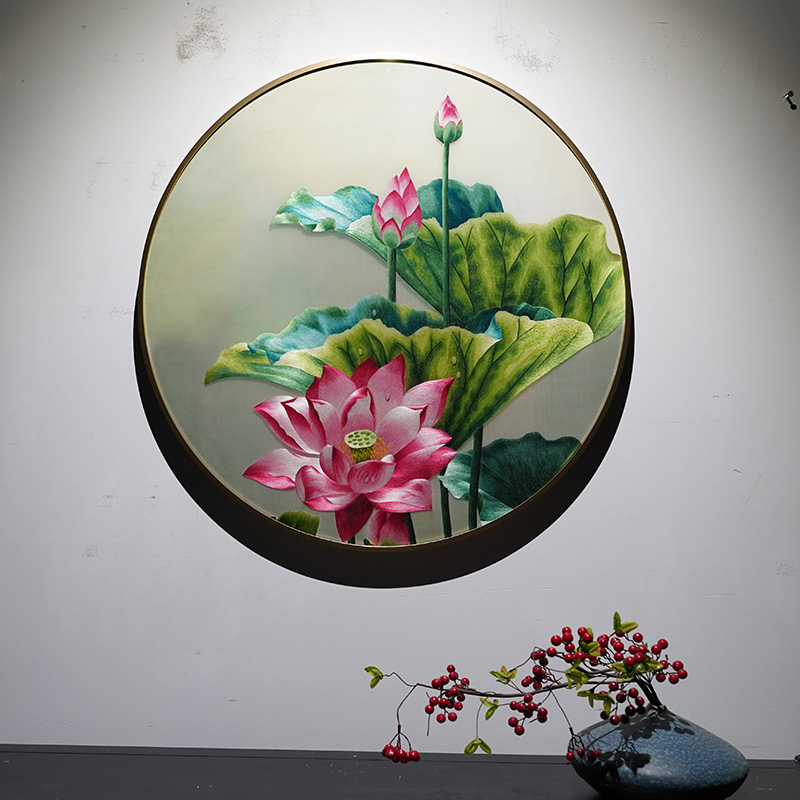 苏绣挂画纯手工刺绣新中式圆形荷花荷叶图玄关过道背景装饰品画图片