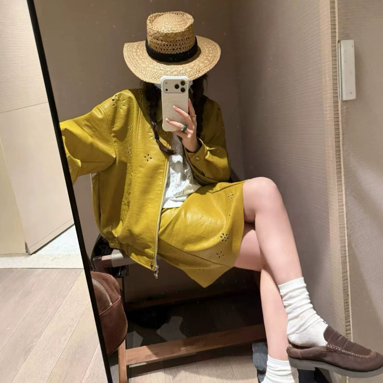 秋冬复古镂空花朵PU皮夹克女