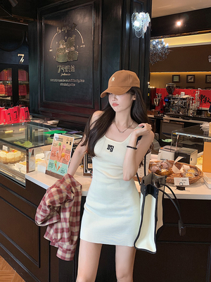 大王米色针织打底背心裙