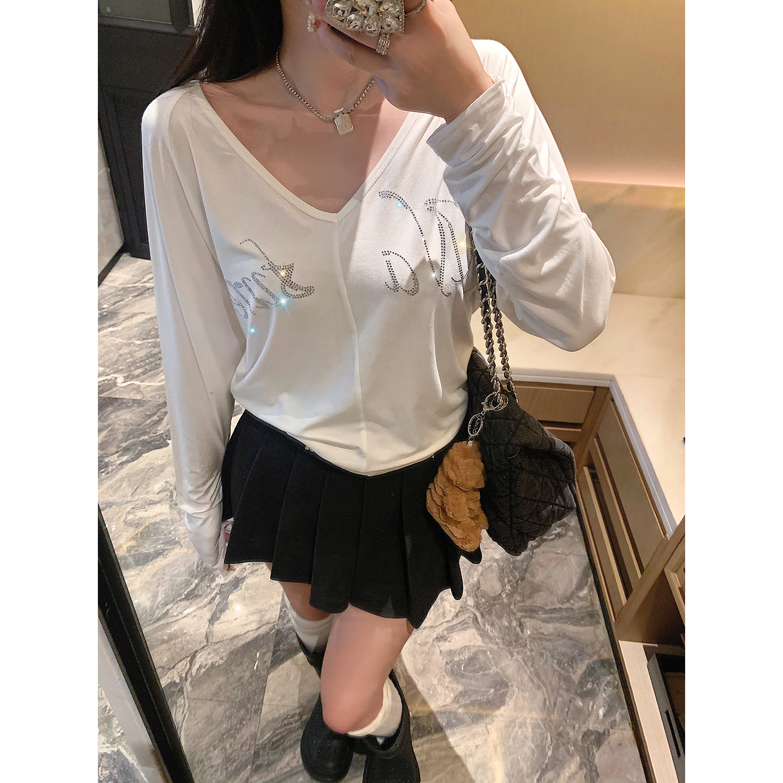 庄大泥 白色字母烫钻V领蝙蝠袖超柔莫代尔长袖打底衫