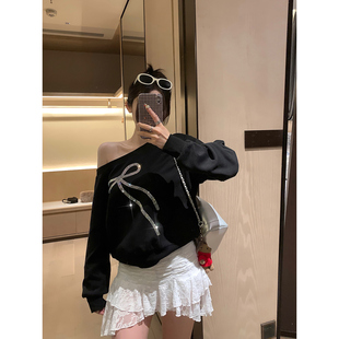 黑色蝴蝶结烫钻斜肩膀卫衣