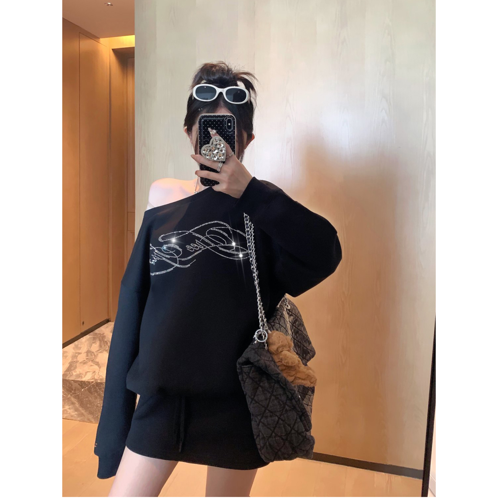 庄大泥 黑色设计感烫钻斜肩卫衣套装