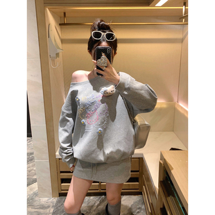 庄大泥 彩色凹凸感猫咪斜肩花朵卫衣套装