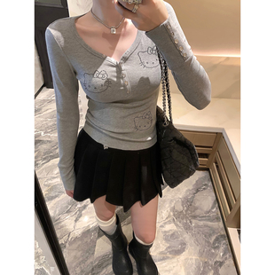 庄大泥 v领纽扣Kitty猫烫钻紧身长袖
