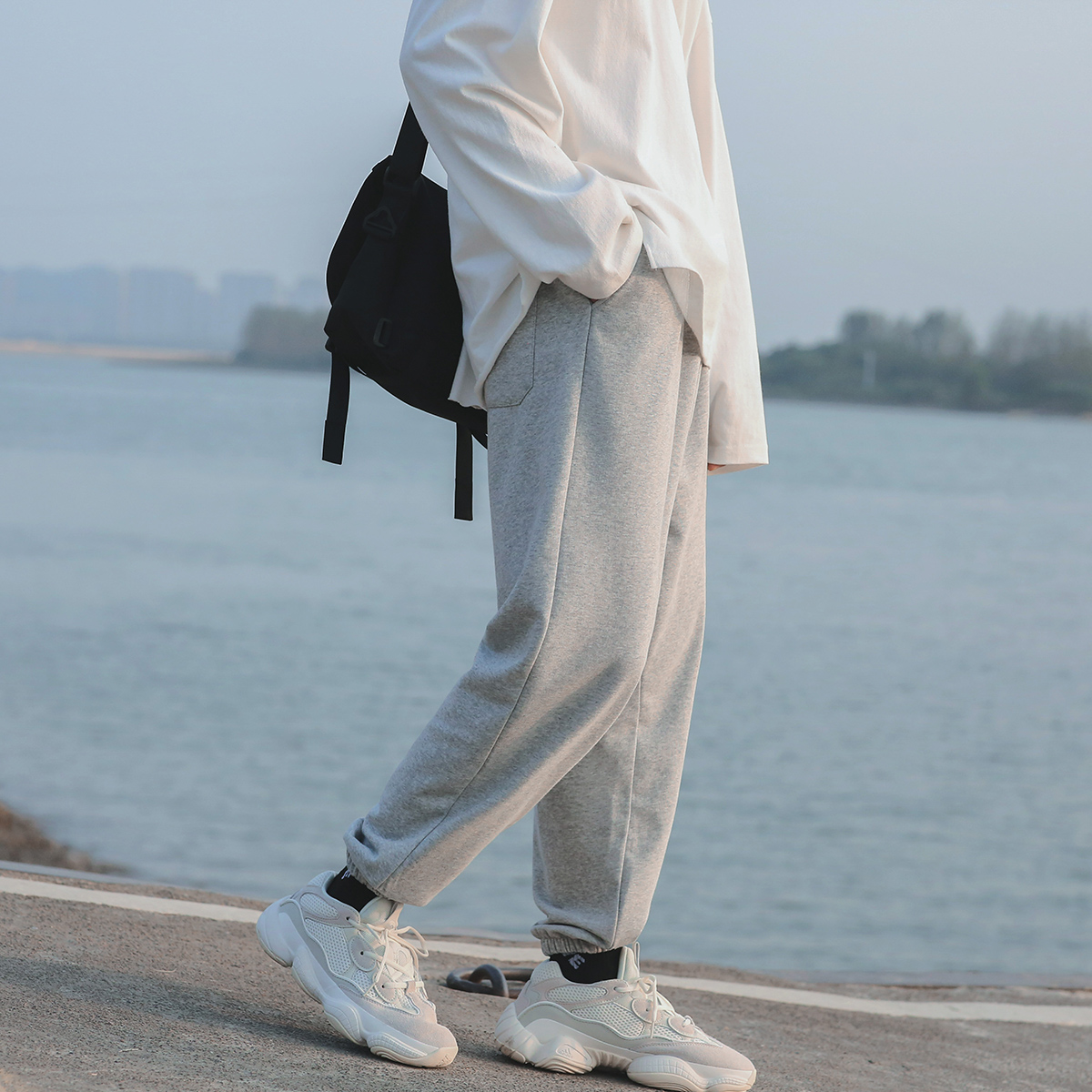 Autumn / winter 2020 men's trousers with oversized casual small feet