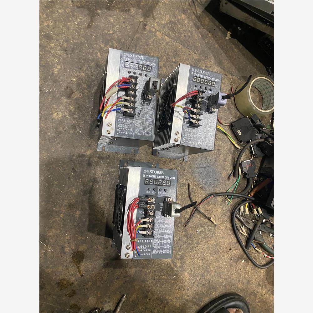 议价国产SD305B三相步进驱动器，有6只，功能正常。成色漂亮，