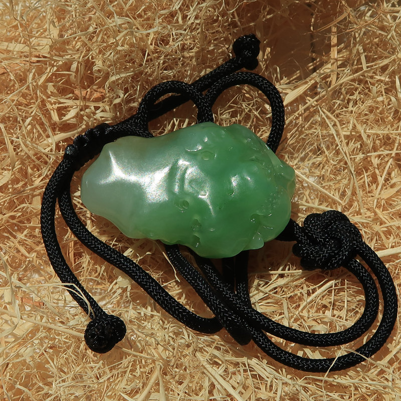 新疆和田碧玉籽料金蟾吊坠