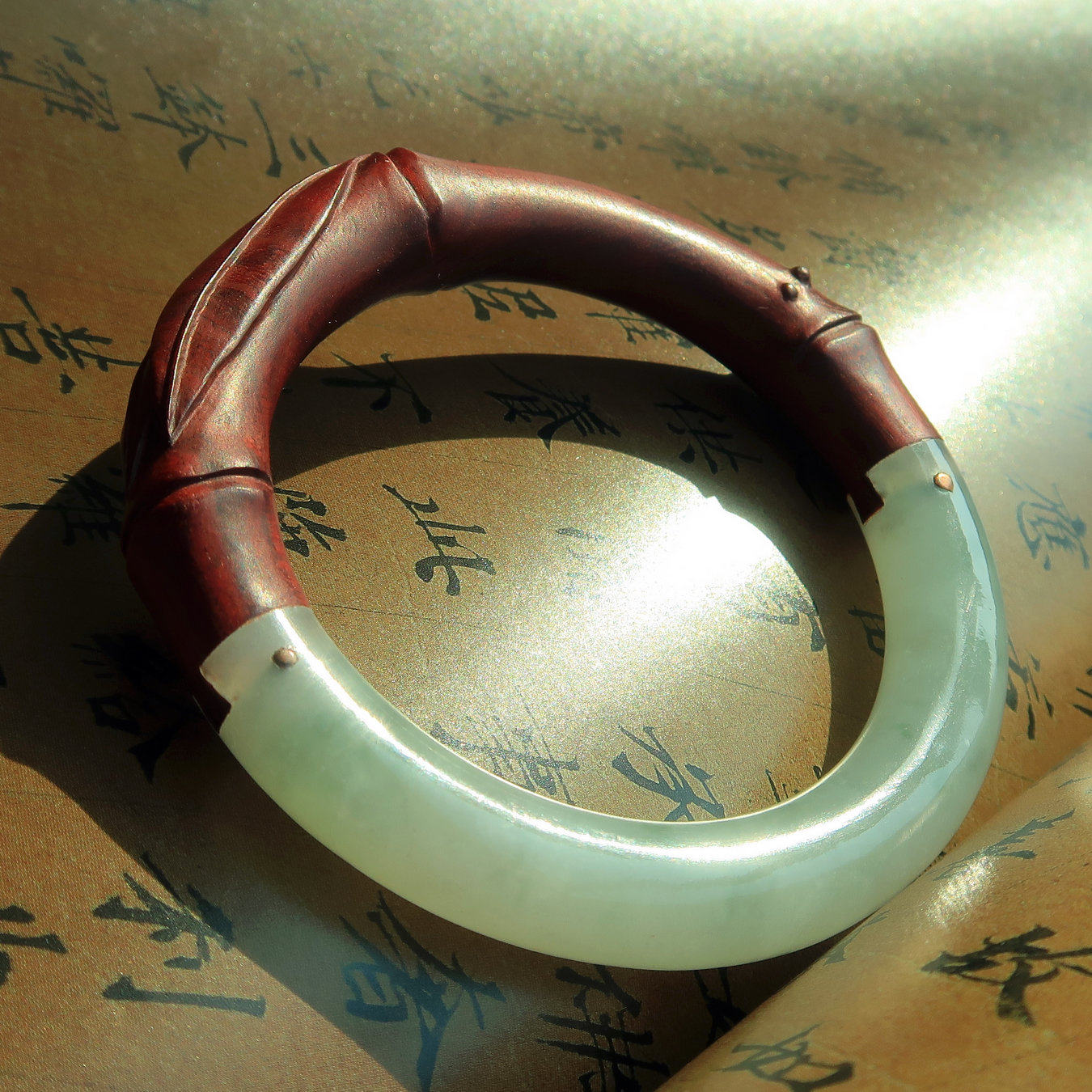 {云罗雾谷}58清代缅甸老翡翠冰种飘花圆条手镯古玉嵌红木雕花竹节